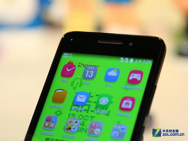 ��ҫ����4��������64λ28�����ĺ˴�������800����������ͷ������2.0+����֧��4G���硢˫��˫��