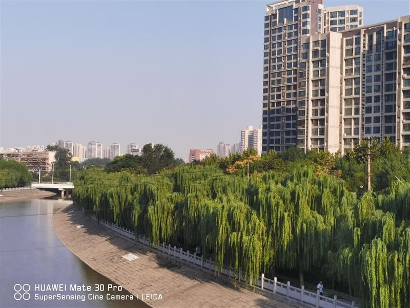 华为Mate30Pro简评 华为Mate30Pro外观、拍照、性能、网络、续航及上手体验评测_手机评测_手机学院_本站