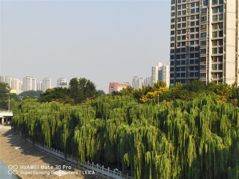 华为Mate30Pro简评 华为Mate30Pro外观、拍照、性能、网络、续航及上手体验评测_手机评测_手机学院_本站