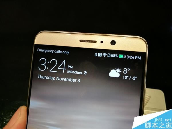 华为Mate9月光银版本的现场真机图赏:边框更是几乎没有_安卓手机_手机学院_本站
