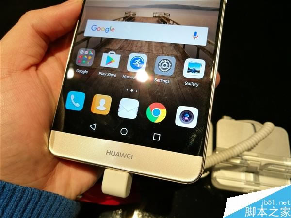 华为Mate9月光银版本的现场真机图赏:边框更是几乎没有_安卓手机_手机学院_本站