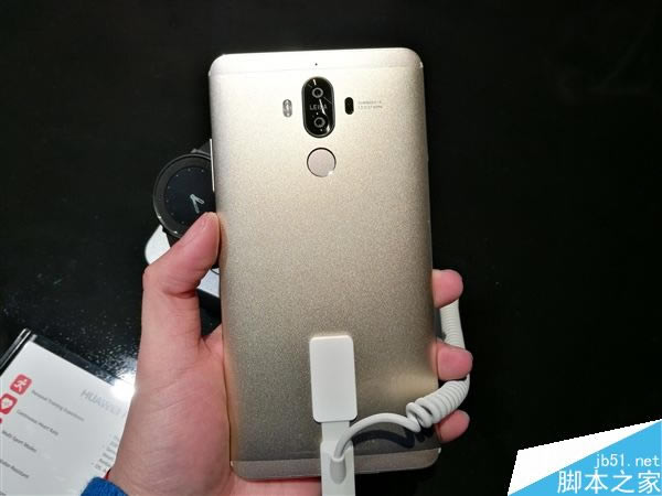 华为Mate9月光银版本的现场真机图赏:边框更是几乎没有_安卓手机_手机学院_本站