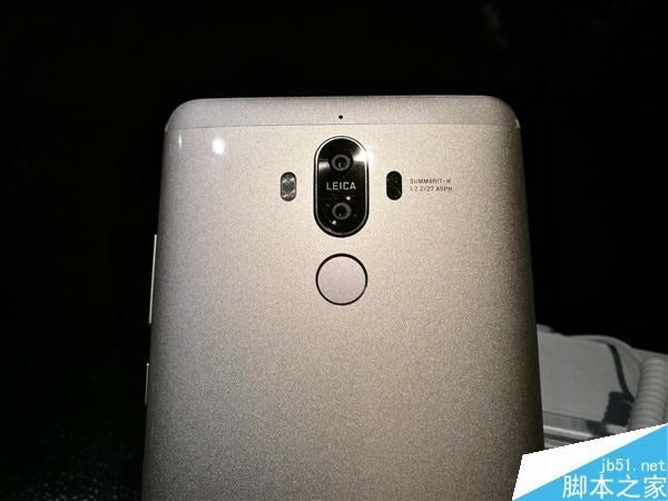 华为Mate9月光银版本的现场真机图赏:边框更是几乎没有_安卓手机_手机学院_本站