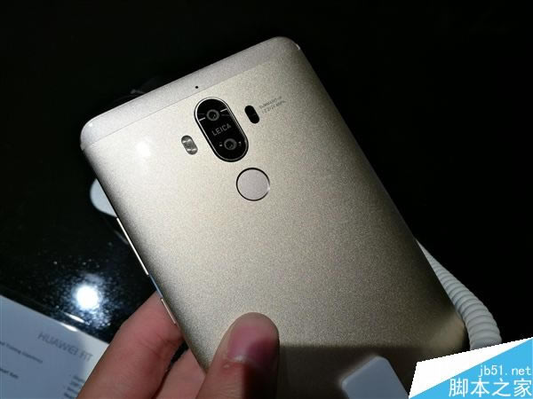 华为Mate9月光银版本的现场真机图赏:边框更是几乎没有_安卓手机_手机学院_本站