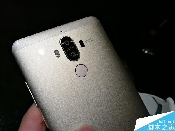 华为Mate9月光银版本的现场真机图赏:边框更是几乎没有_安卓手机_手机学院_本站