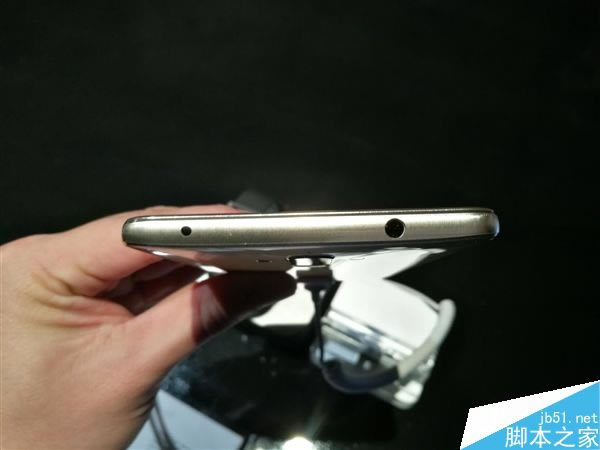 华为Mate9月光银版本的现场真机图赏:边框更是几乎没有_安卓手机_手机学院_本站