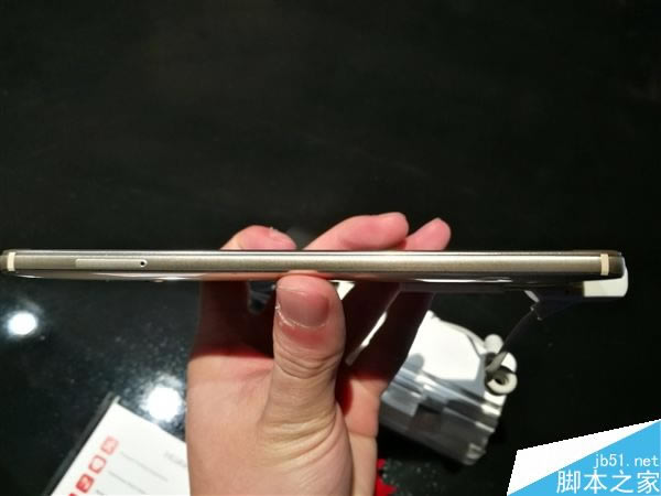 华为Mate9月光银版本的现场真机图赏:边框更是几乎没有_安卓手机_手机学院_本站