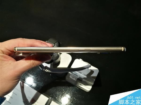 华为Mate9月光银版本的现场真机图赏:边框更是几乎没有_安卓手机_手机学院_本站