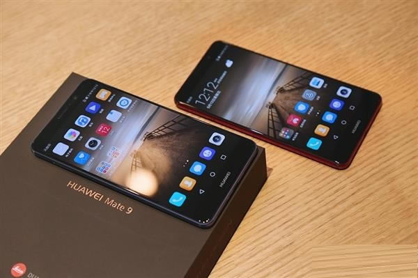 华为Mate9玛瑙红和托帕蓝色哪个好看?华为Mate9玛瑙红色和托帕蓝色对比图赏_安卓手机_手机学院_本站