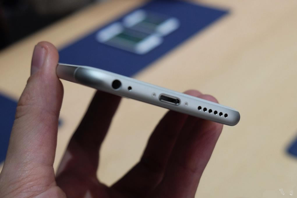 8 iPhone6s玫瑰金怎么样?玫瑰金iPhone6s真机上手视频评测及高清图_手机评测_手机学院_本站