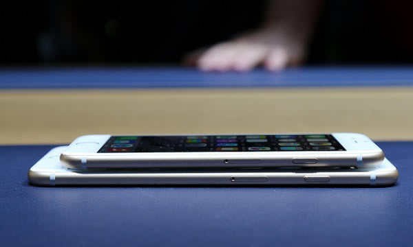 苹果6与苹果6 Plus有何不同?iPhone6和iPhone6 Plus外观对比图赏_手机资讯_手机学院_本站