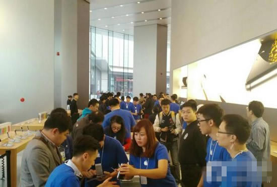 国行iPhone6上市 土豪金版64GB iPhone6 Plus是最爱