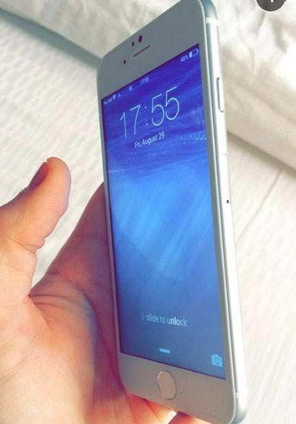 运行iOS8系统 苹果iPhone6首次开机点亮屏幕画面