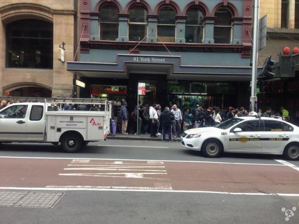 ���ȴ��ˣ�Χ���������iPhone 6/6 Plus����ʢ��(ͼ)_�ֻ���Ѷ_�ֻ�ѧԺ_��վ