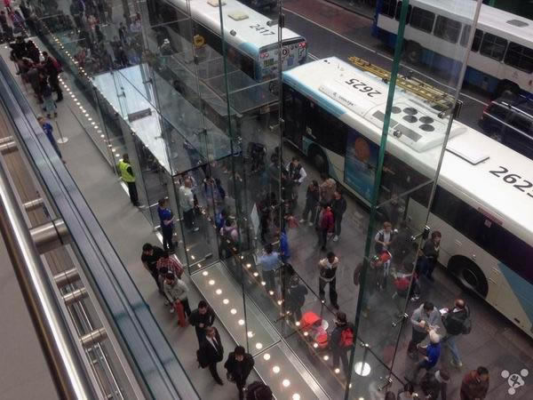 ���ȴ��ˣ�Χ���������iPhone 6/6 Plus����ʢ��(ͼ)_�ֻ���Ѷ_�ֻ�ѧԺ_��վ