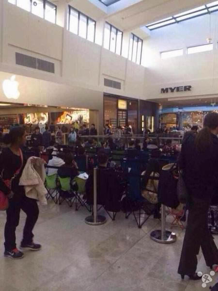 ���ȴ��ˣ�Χ���������iPhone 6/6 Plus����ʢ��(ͼ)_�ֻ���Ѷ_�ֻ�ѧԺ_��վ