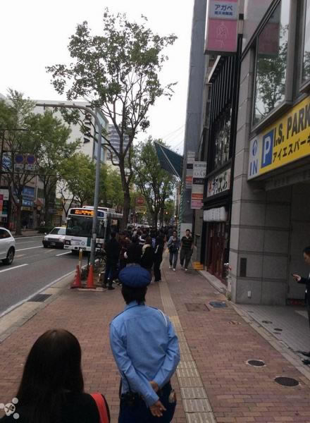 ���ȴ��ˣ�Χ���������iPhone 6/6 Plus����ʢ��(ͼ)_�ֻ���Ѷ_�ֻ�ѧԺ_��վ