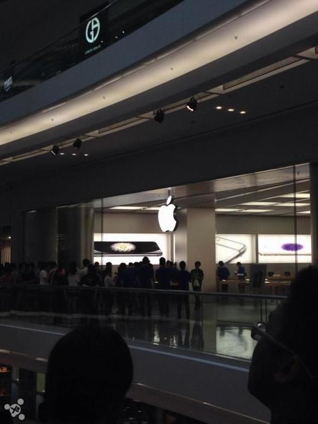 ���ȴ��ˣ�Χ���������iPhone 6/6 Plus����ʢ��(ͼ)_�ֻ���Ѷ_�ֻ�ѧԺ_��վ