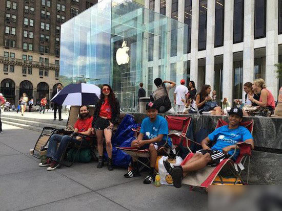 逗逼果粉 一排果粉已经在排队购买iPhone6