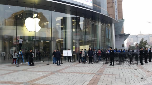 抢购黄牛不再有 苹果6/Plus首销日纪实