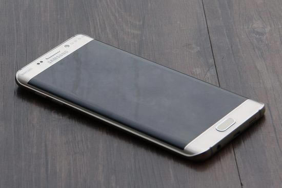 ����S6 edge+��ƻ��iPhone 6 Plus�ĸ��ã�S6 edge+��iPhone 6 Plus��ϸ�Ա�����_�ֻ�����_�ֻ�ѧԺ_��վ