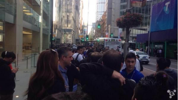 ���ȴ��ˣ�Χ���������iPhone 6/6 Plus����ʢ��(ͼ)_�ֻ���Ѷ_�ֻ�ѧԺ_��վ