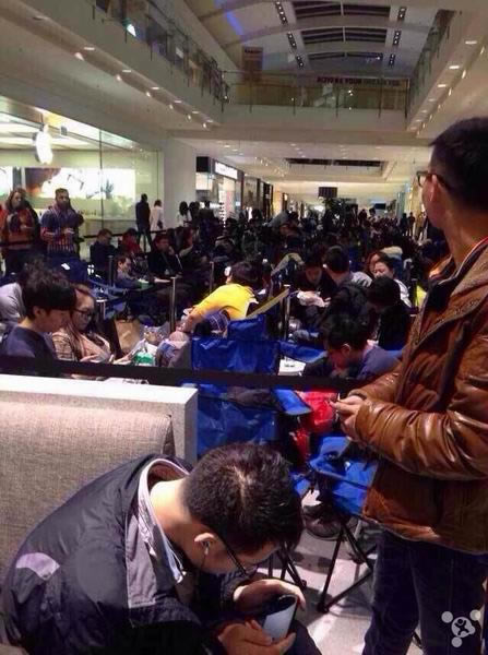 ���ȴ��ˣ�Χ���������iPhone 6/6 Plus����ʢ��(ͼ)_�ֻ���Ѷ_�ֻ�ѧԺ_��վ