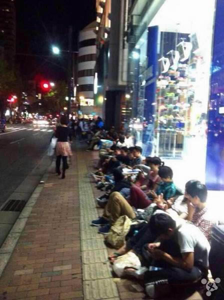 ���ȴ��ˣ�Χ���������iPhone 6/6 Plus����ʢ��(ͼ)_�ֻ���Ѷ_�ֻ�ѧԺ_��վ