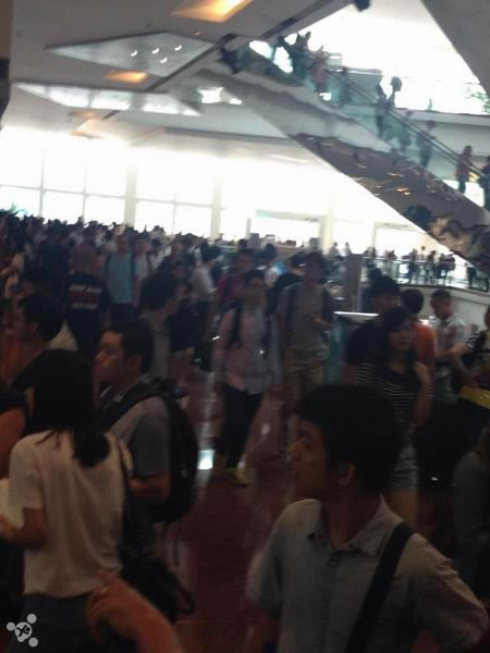 ���ȴ��ˣ�Χ���������iPhone 6/6 Plus����ʢ��(ͼ)_�ֻ���Ѷ_�ֻ�ѧԺ_��վ