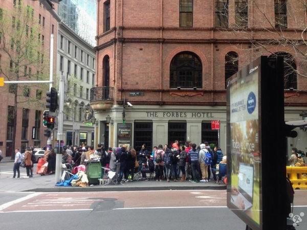 ���ȴ��ˣ�Χ���������iPhone 6/6 Plus����ʢ��(ͼ)_�ֻ���Ѷ_�ֻ�ѧԺ_��վ