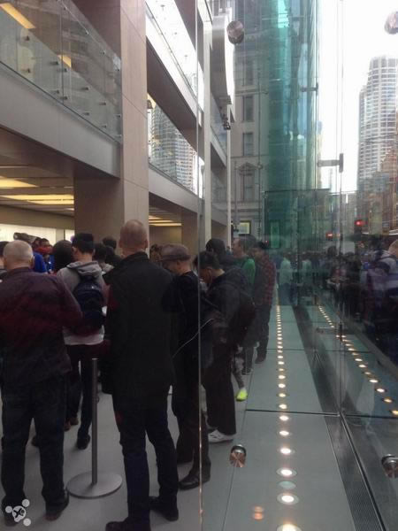 ���ȴ��ˣ�Χ���������iPhone 6/6 Plus����ʢ��(ͼ)_�ֻ���Ѷ_�ֻ�ѧԺ_��վ