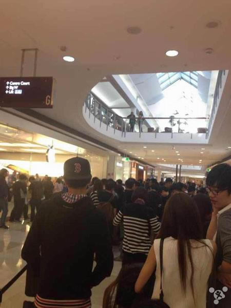 ���ȴ��ˣ�Χ���������iPhone 6/6 Plus����ʢ��(ͼ)_�ֻ���Ѷ_�ֻ�ѧԺ_��վ