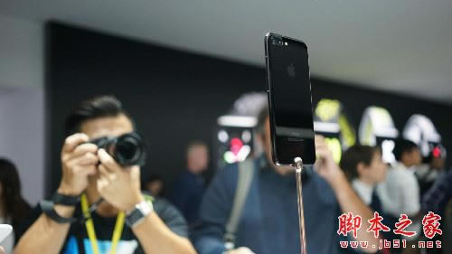 iPhone7亮黑色好看吗?iPhone7亮黑色上手体验评测_苹果手机_手机学院_本站