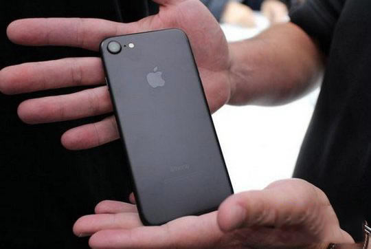 iPhone7亮黑色多少钱有什么不同?iPhone7亮黑色真机图赏_苹果手机_手机学院_本站