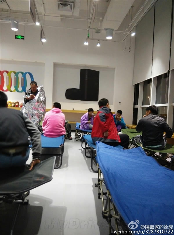 小米Note顶配今日线下开卖!米粉彻夜排队