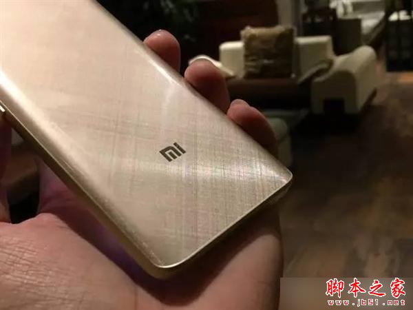 小米5金色和紫色哪个好看?小米5手机紫色版和金色版真机对比_安卓手机_手机学院_本站